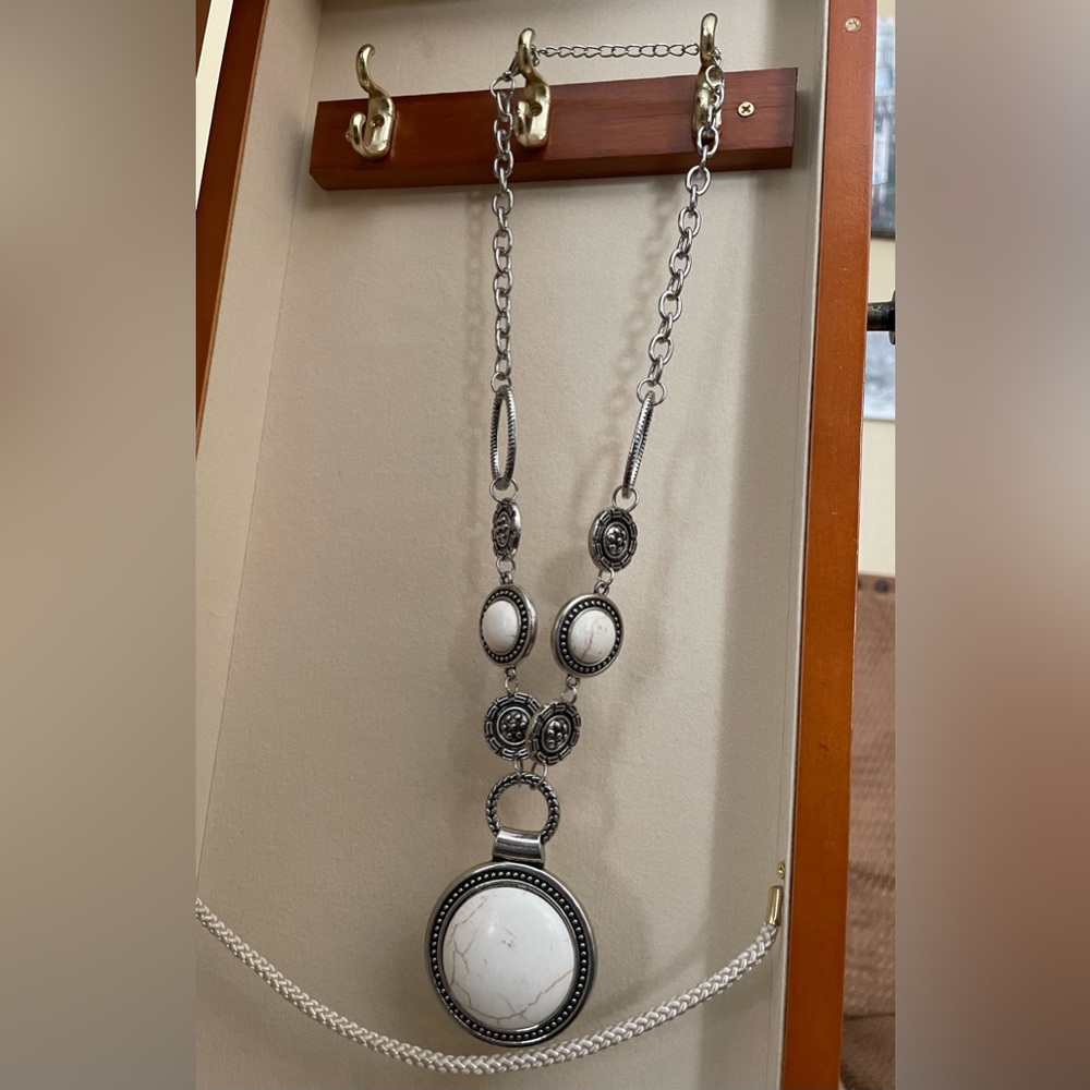 Necklace bundle - like new - orange, white and black necklaces varied lengths - Picture 4 of 7